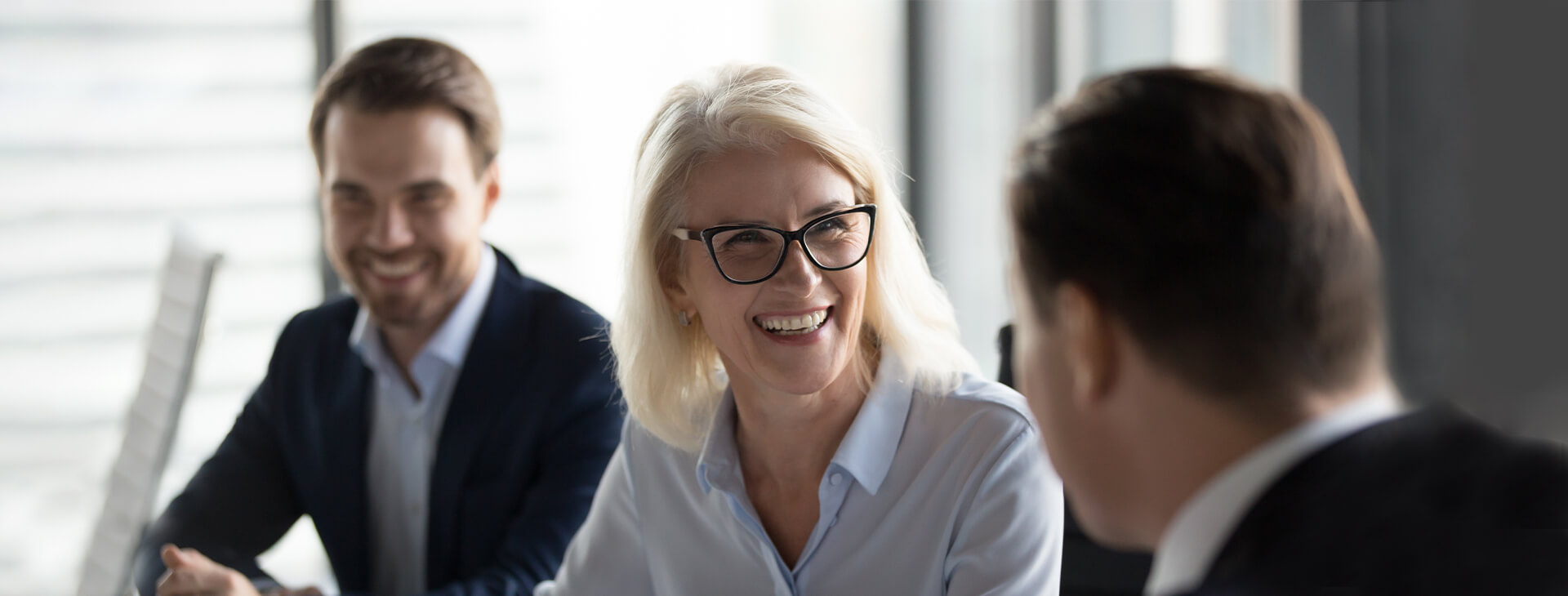 Phonak achtergrond met drie mensen in een business meeting