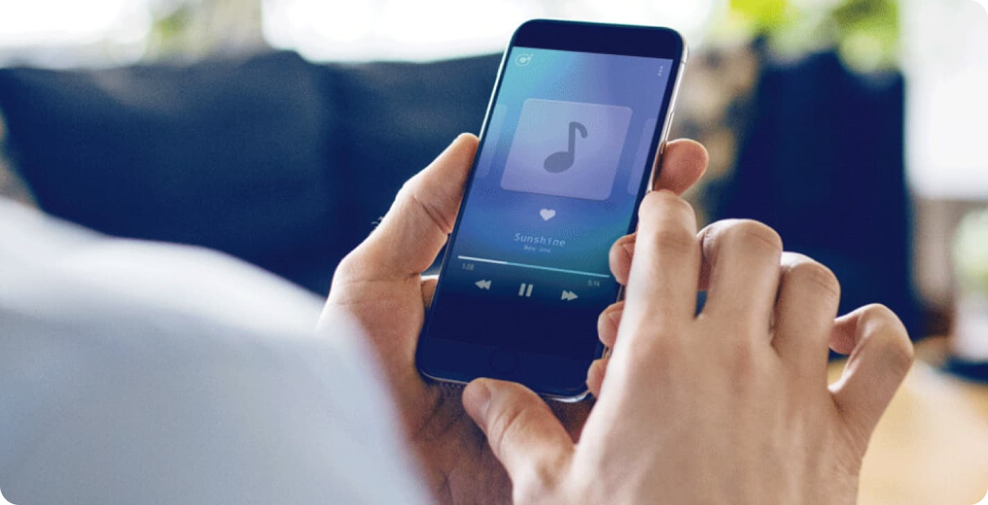 twee handen houden een smartphone met muziek app erop vast