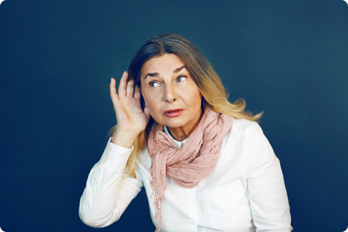 bruinharige vrouw heeft een hand aan haar rechteroor en buigt zich naar water gezegd wordt