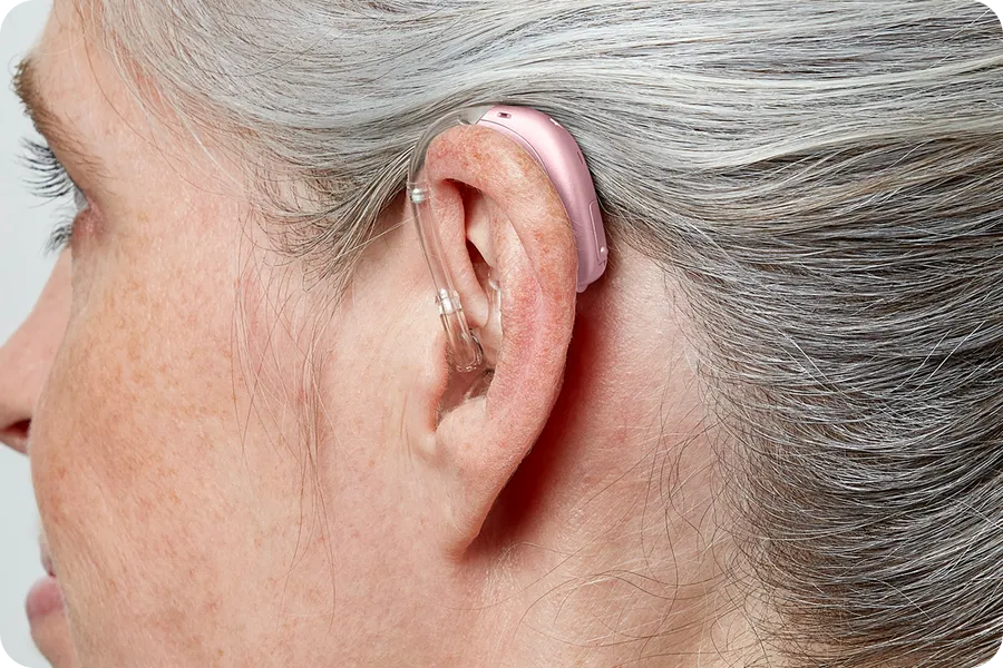 Oticon More miniBTET roze achter het oor (AHO)