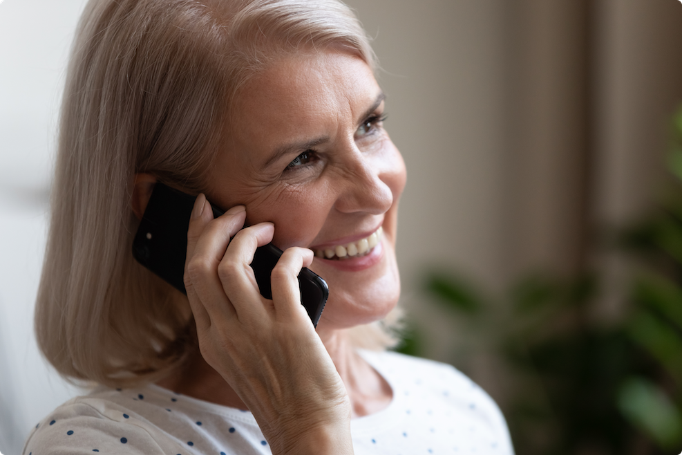 Oude vrouw op telefoon die heel blij eruit ziet