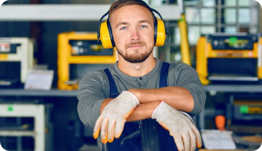 jonge werkende man met gehoorbescherming
