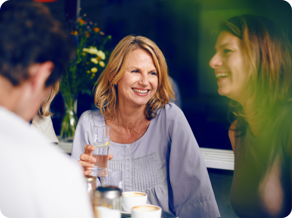 Een groep vriendinnen in een gezellige discussie