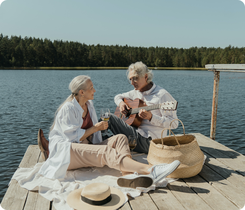 Oud koppel naast een meer luisterend naar gitaar muziek 1