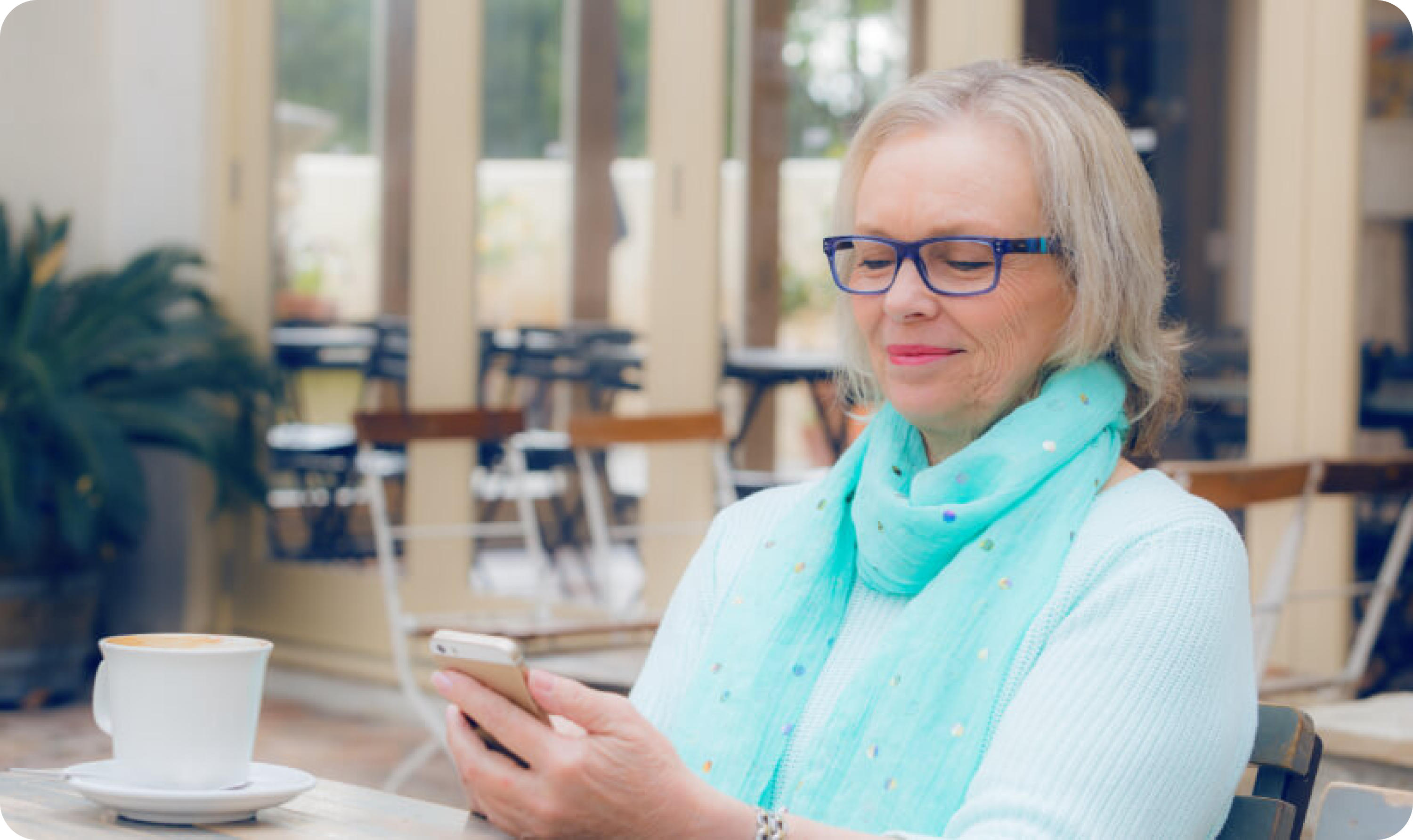 Oude vrouw met aqua blauwe sjaal op telefoon 1