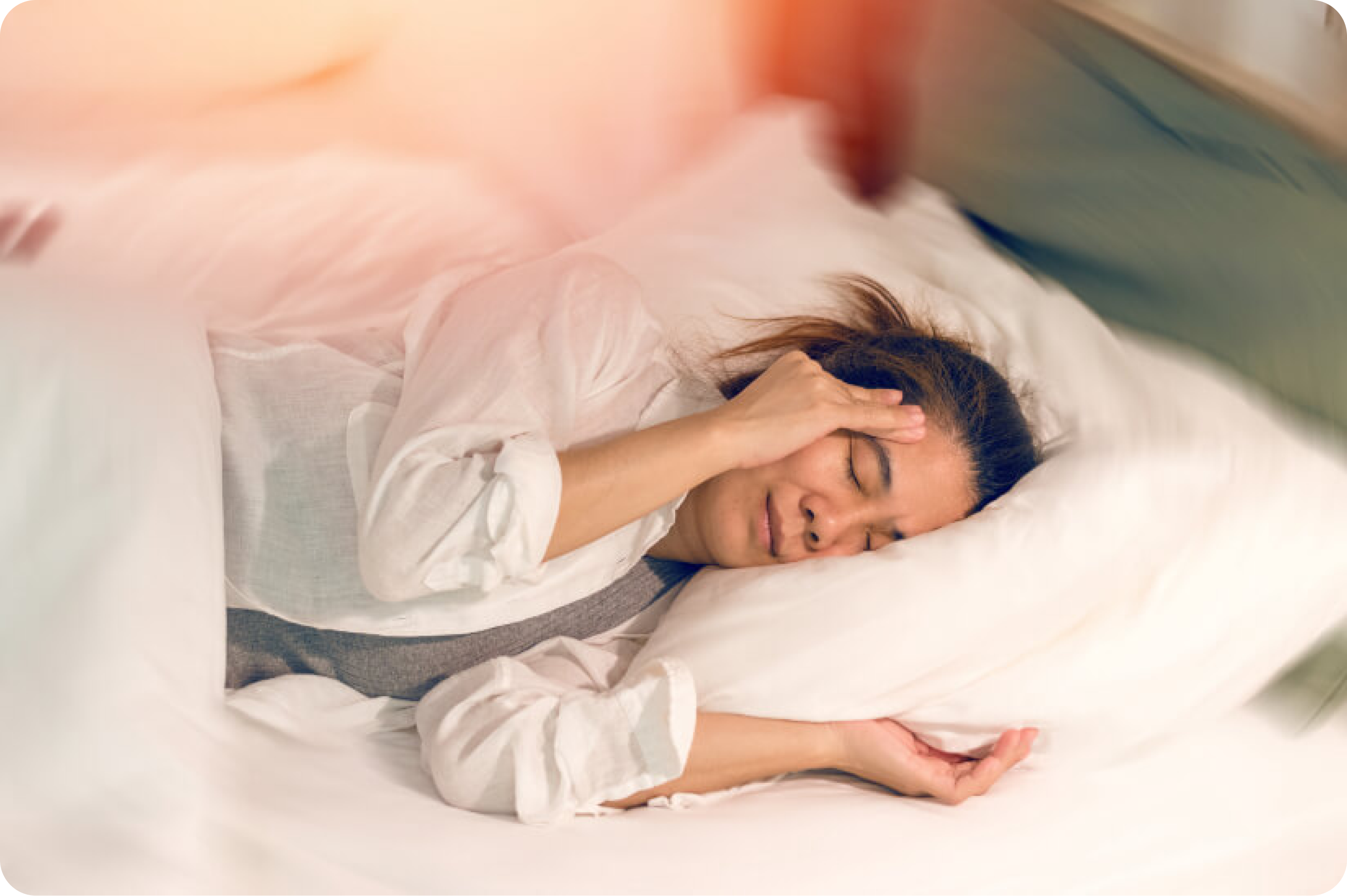 Vrouw met hoofdpijn in bed tijdens het slapen 1