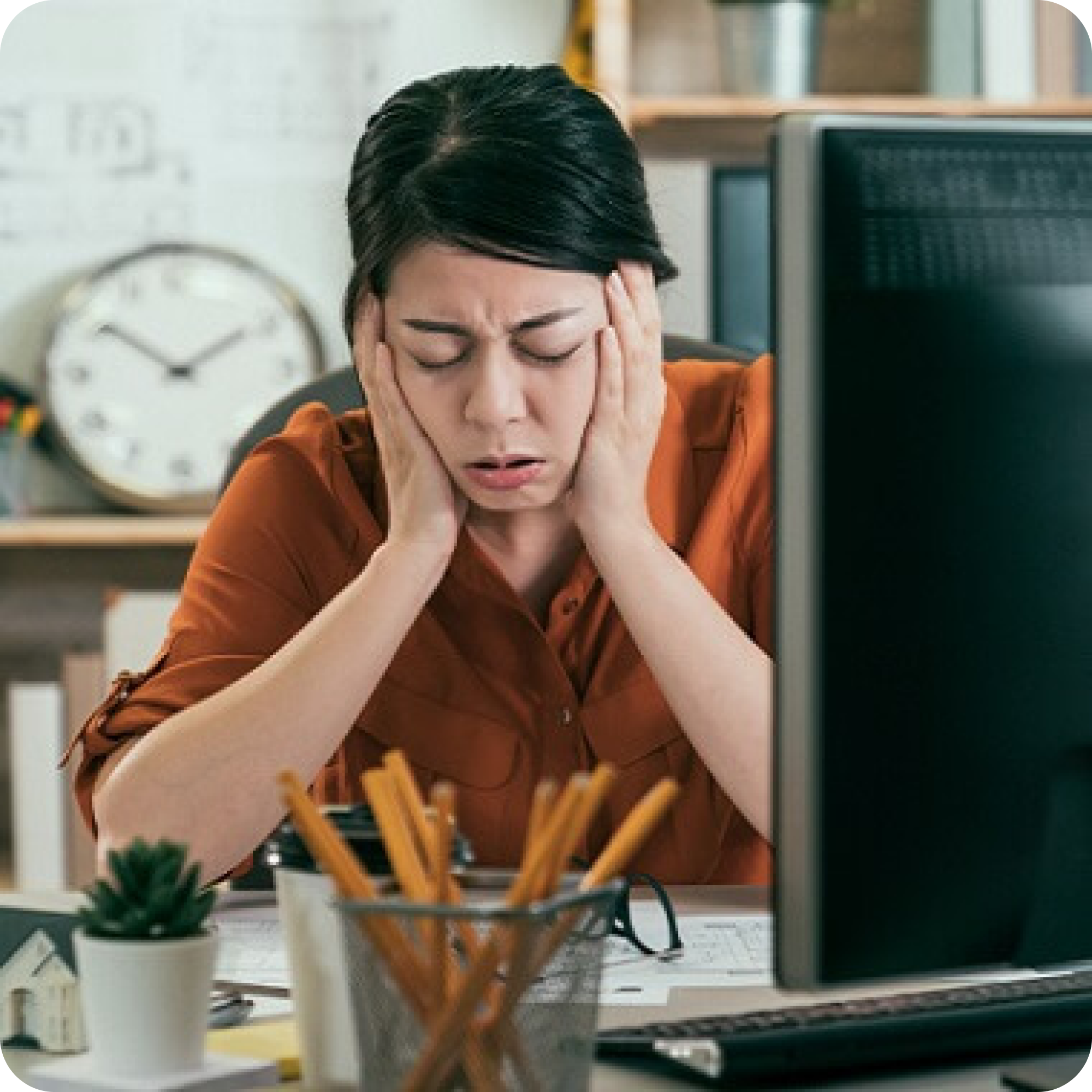 Werkende vrouw die last heeft van haar oren