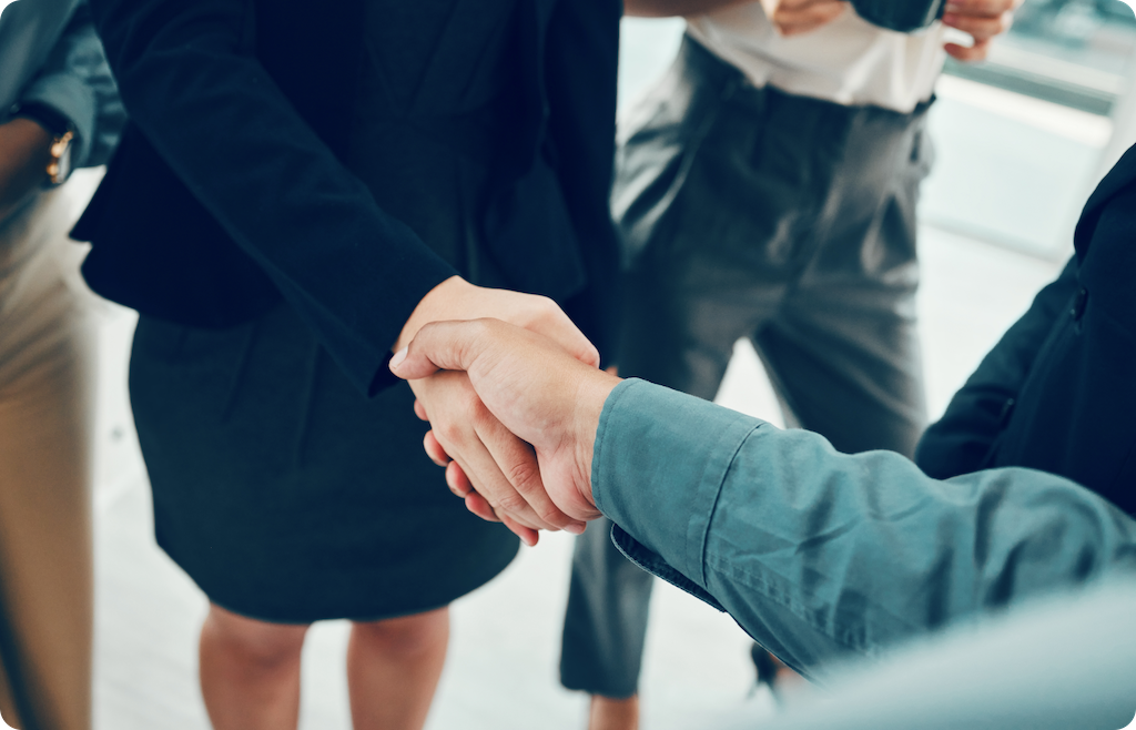 Man en vrouw die hand schudden voor een partnership