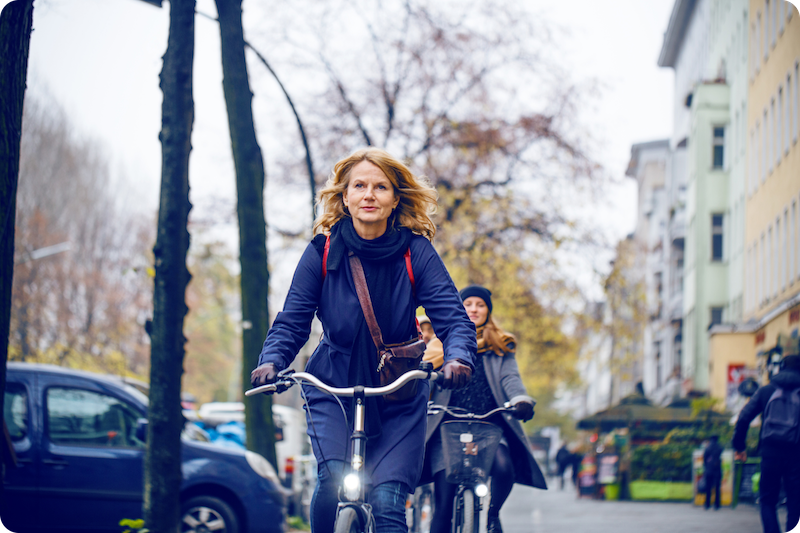 Vrouw die fietst tijdens de herfst