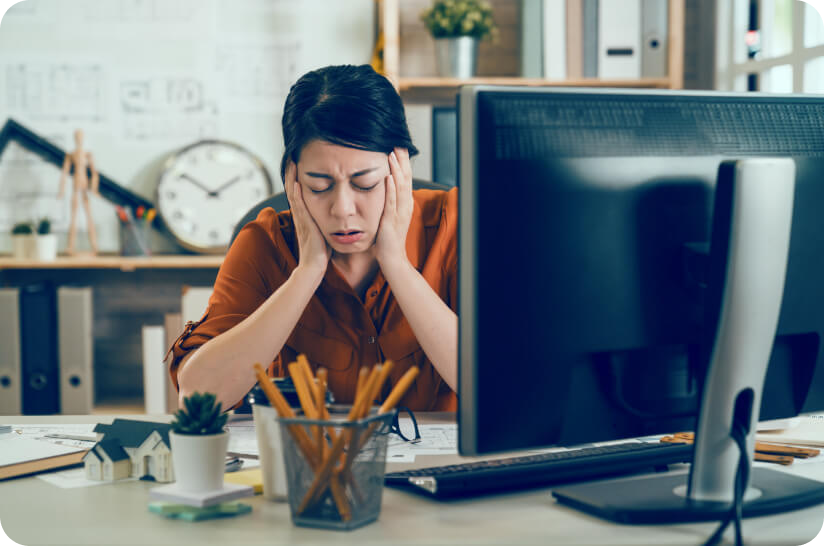 Vrouw met donker haar die last heeft van haar oren_hoofdpijn