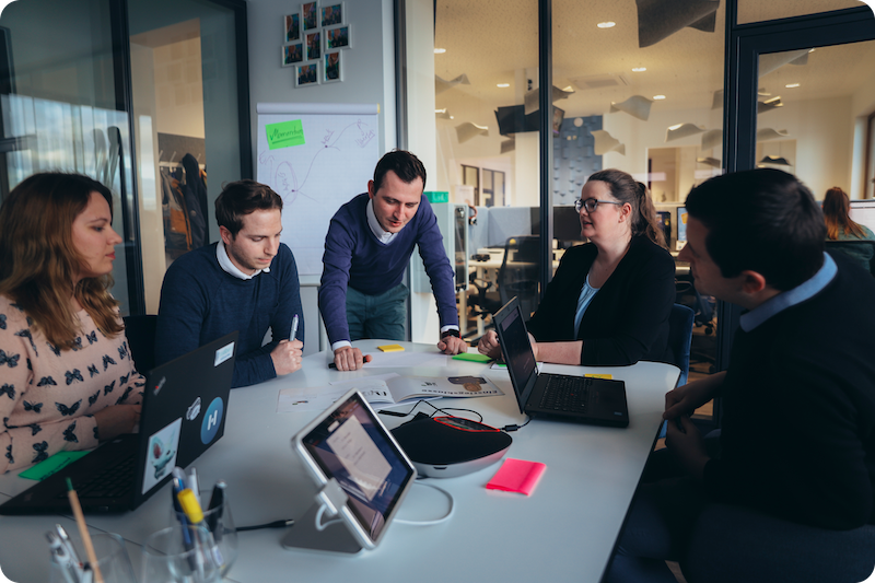 audibene collega's in een vergadering op kantoor