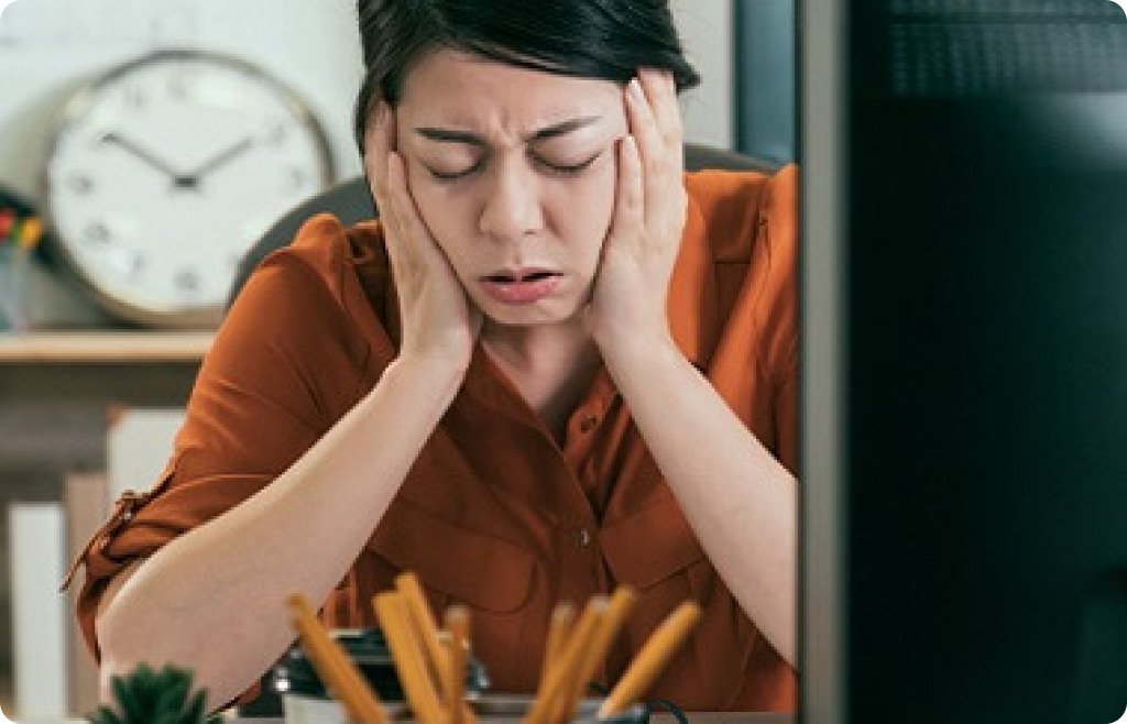 Werkende vrouw die last heeft van haar oren