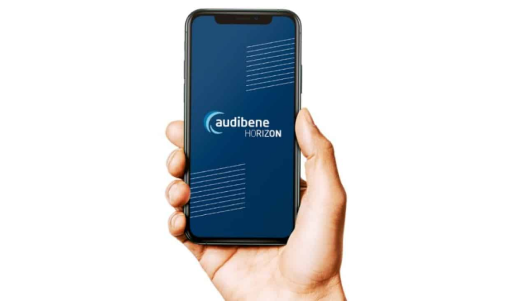 hand heeft mobiele telefoon vast met op het scherm het audibene logo