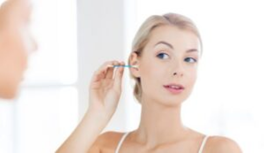 vrouw maakt oor schoon met wattenstaafje