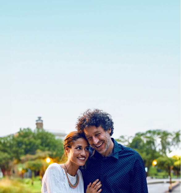 man en vrouw staan bij elkaar in de armen
