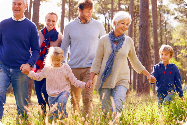 vrolijke familie loopt door het bos