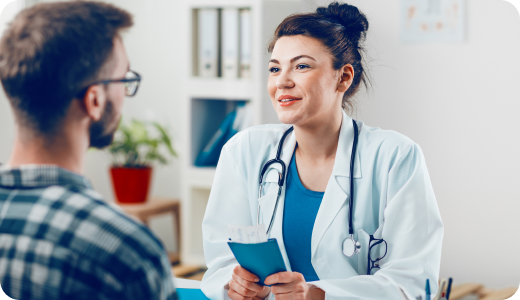 man met bruin haar is op bezoek bij een vrouwelijke dokter